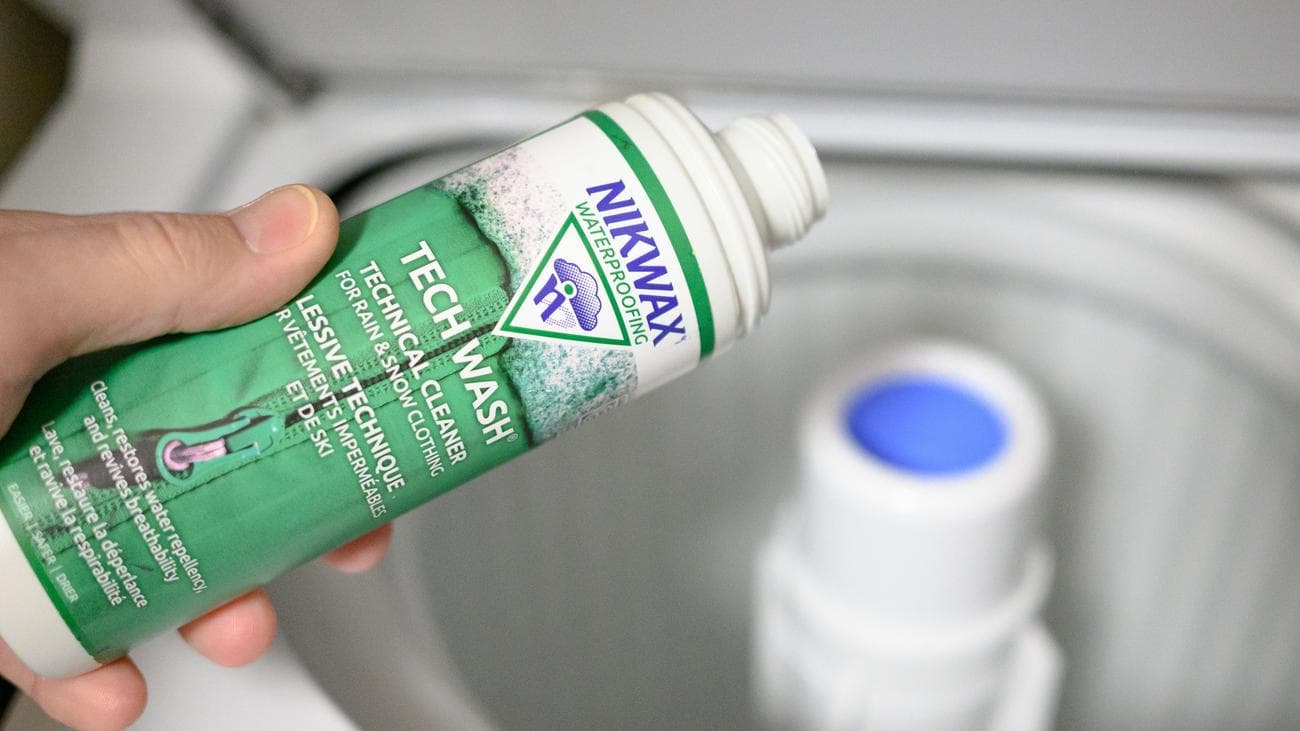 Πώς να αδιαβροχοποιήσετε ένα σακάκι χρησιμοποιώντας Nikwax και πλυντήριο ρούχων.