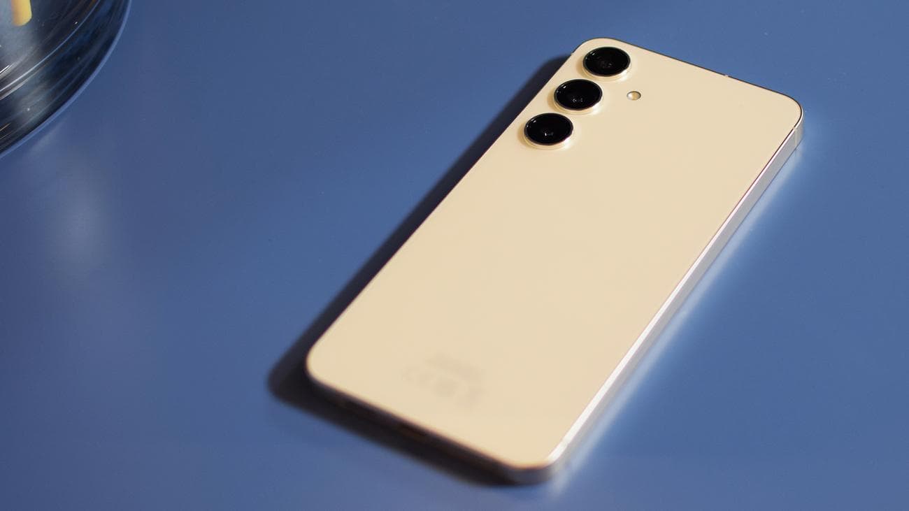 Samsung Galaxy S24 χέρια στο τραπέζι πίσω