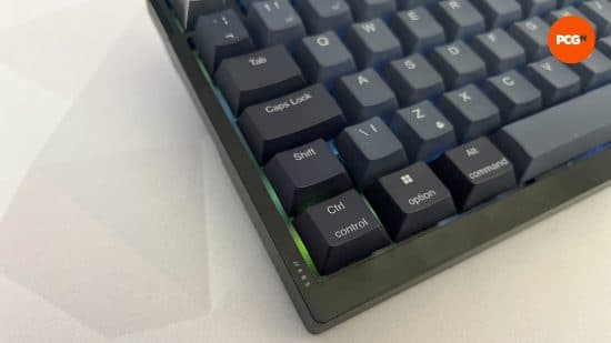 Corsair K65 Plus Wireless από κοντά 