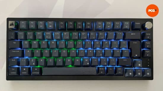 Άποψη από πάνω προς τα κάτω του Corsair K65 Plus Wireless 