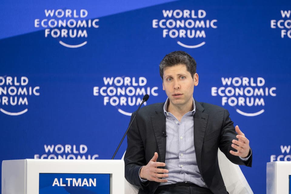 Ο Διευθύνων Σύμβουλος του OpenAI Sam Altman κάνει χειρονομίες κατά τη διάρκεια μιας συνεδρίασης του Παγκόσμιου Οικονομικού Φόρουμ (WEF) στο Νταβός στις 18 Ιανουαρίου 2024. (Φωτογραφία Fabrice COFFRINI / AFP) (Φωτογραφία FABRICE COFFRINI/AFP μέσω Getty Images)