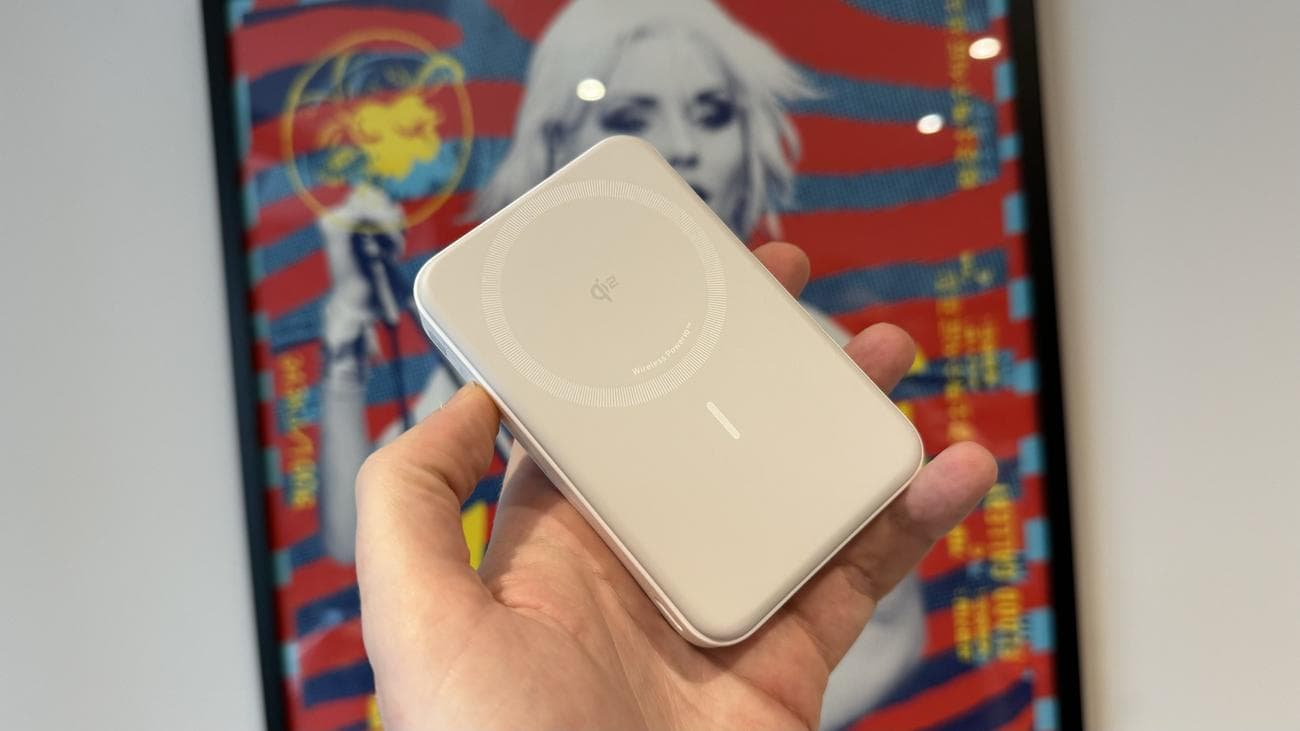 Το Anker MagGo Power Bank (10K) συνδεδεμένο με ένα iPhone 15 Pro σε ένα ξύλινο ράφι