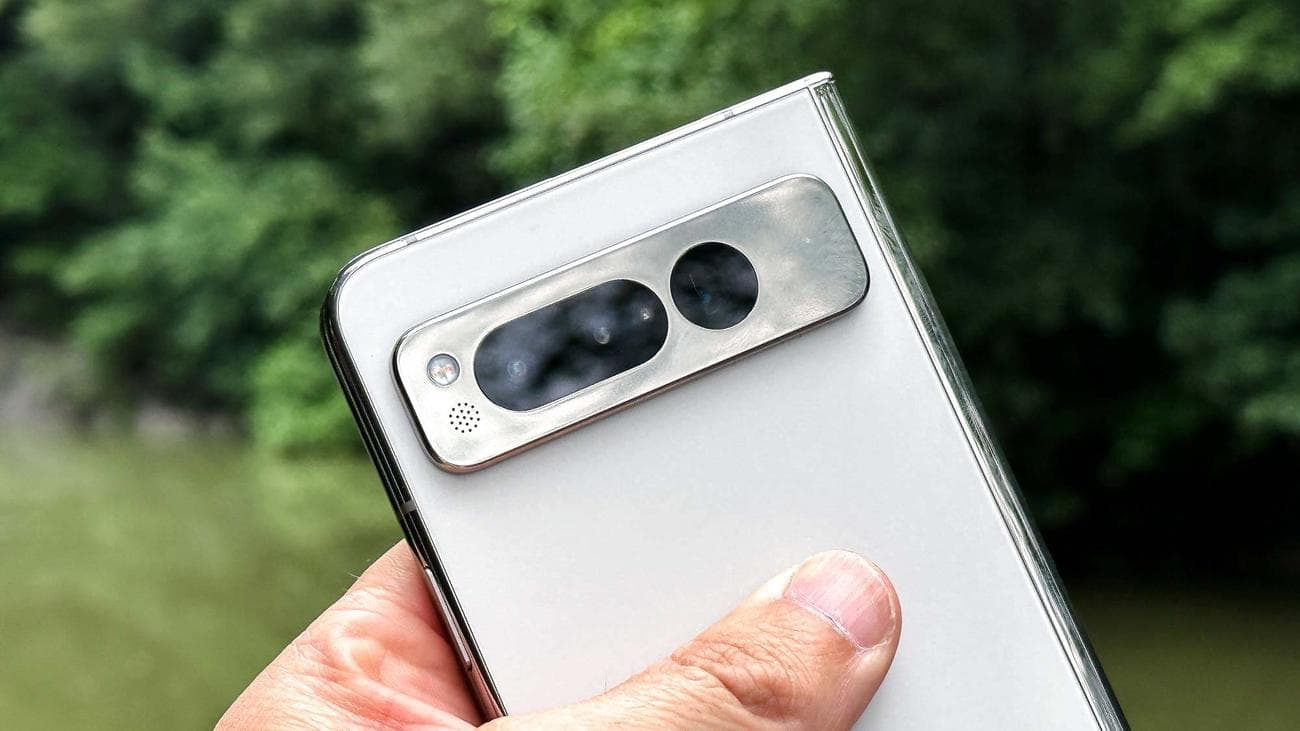 Το Google Pixel Fold εμφανίζεται στο χέρι