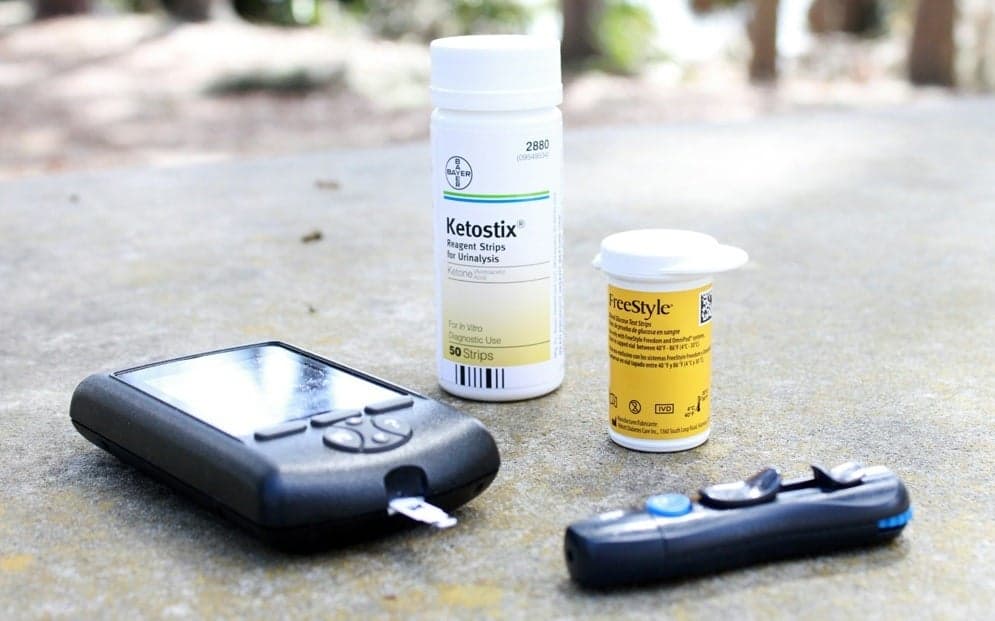 Επί του παρόντος, οι διαβητικοί χρησιμοποιούν γλυκόμετρο για να λάβουν τα επίπεδα γλυκόζης στο αίμα τους - Η προειδοποίηση του FDA θα μπορούσε να οδηγήσει την Apple και τη Samsung να σταματήσουν τις εργασίες για τη σημαντική λειτουργία smartwatch