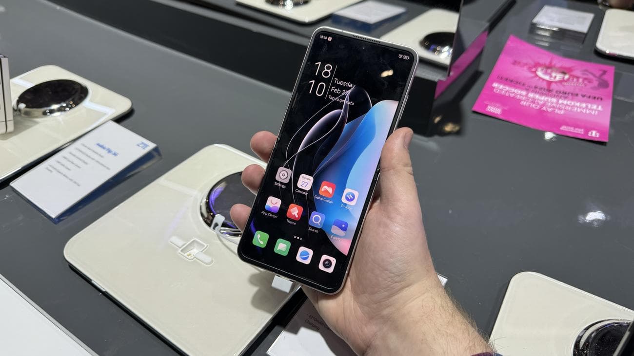 Εσωτερική οθόνη Nubia Flip 5G, κρατημένη στο χέρι