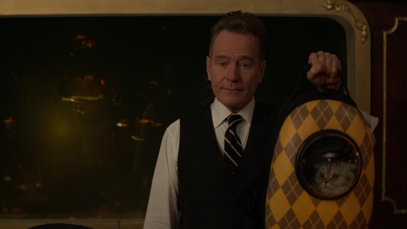 Ο Bryan Cranston και ο Chip the cat in "Argylle."