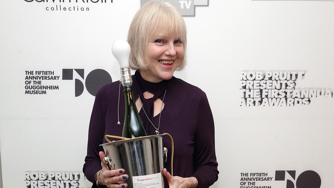 Η Cynthia Plaster Caster παρευρίσκεται στα πρώτα ετήσια βραβεία τέχνης Guggenheim στο Μουσείο Solomon R. Guggenheim στις 29 Οκτωβρίου 2009, στη Νέα Υόρκη.