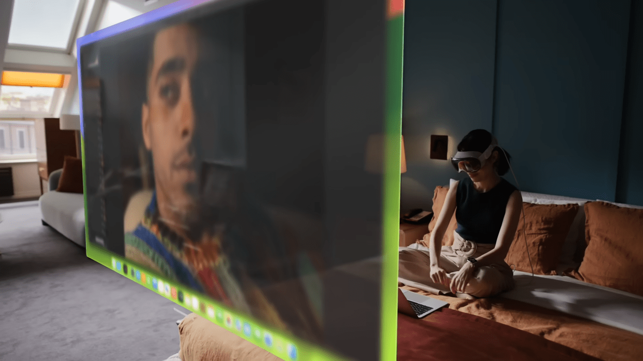 Γυναίκα που χρησιμοποιεί το Apple Vision Pro σε ένα κρεβάτι