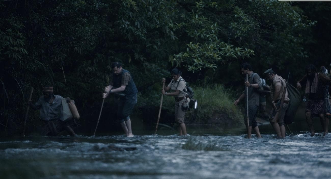 Μια ομάδα ανθρώπων πέρασε πάνω από ένα ποτάμι.