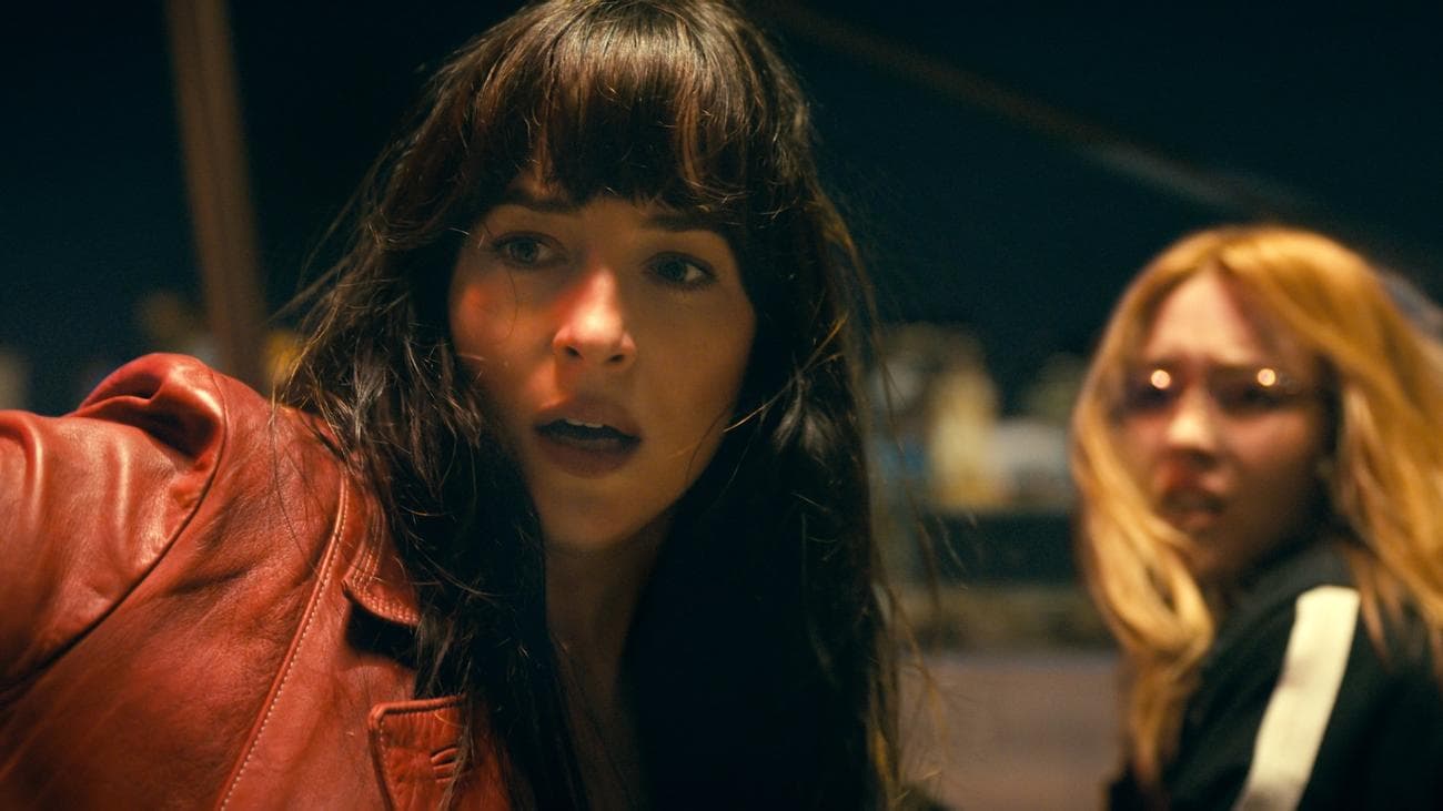 Δύο γυναίκες φαίνονται ανήσυχες στη σκηνή μέσης δράσης.