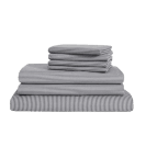 μια στοίβα από φύλλα σε λευκό φόντο