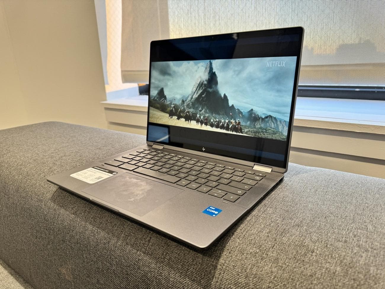 HP Chromebook Plus x360 14c σε καναπέ