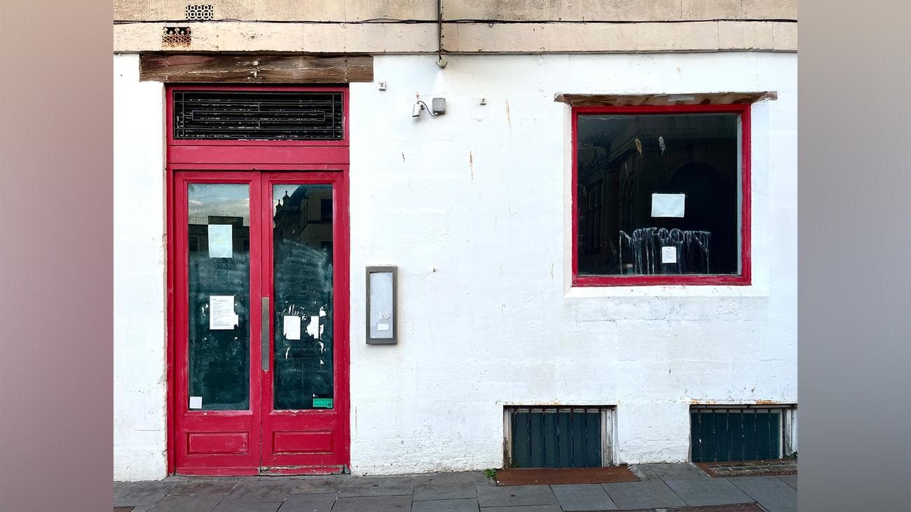 τοπίο κόκκινη πόρτα