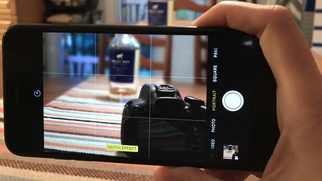 Ένα άτομο τραβάει μια φωτογραφία χρησιμοποιώντας ένα iPhone 7 Plus.