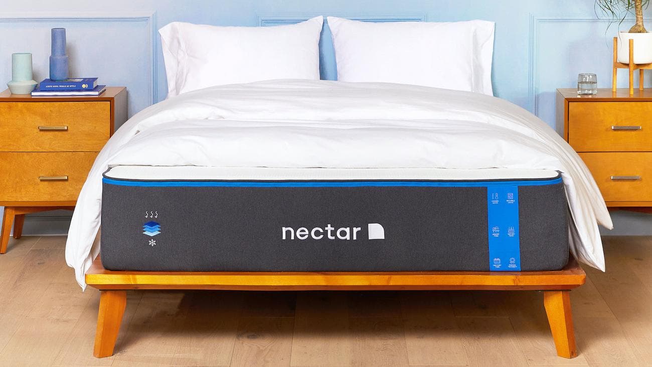 Στρώμα Nectar Memory Foam σε ξύλινο σκελετό κρεβατιού