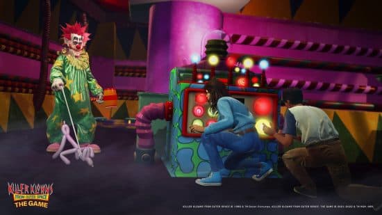 Ο Spikey βρίσκει μερικούς επιζώντες με τη βοήθεια του μπαλονόσκυλου του στο παιχνίδι Killer Klowns from Outer Space.