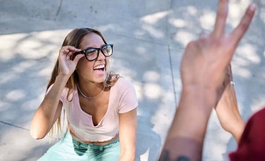 Η Apple μπορεί να θέλει να κατασκευάσει ένα ζευγάρι έξυπνα γυαλιά με περιορισμένες δυνατότητες για να ανταγωνιστεί τα γυαλιά της Meta που βλέπετε εδώ - Η Apple δεν αναπτύσσει έξυπνο δαχτυλίδι αλλά εξετάζει προηγμένα AirPods με κάμερα, AI