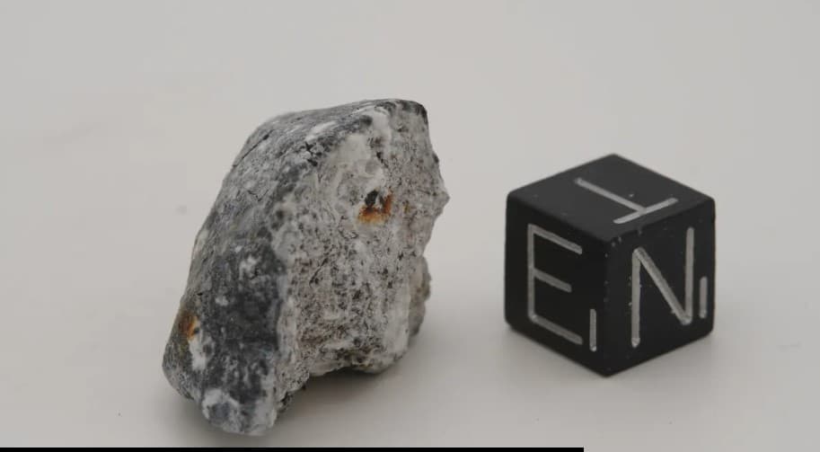 Ένα από τα δείγματα του μετεωρίτη που έπεσε στην Γερμανία. 