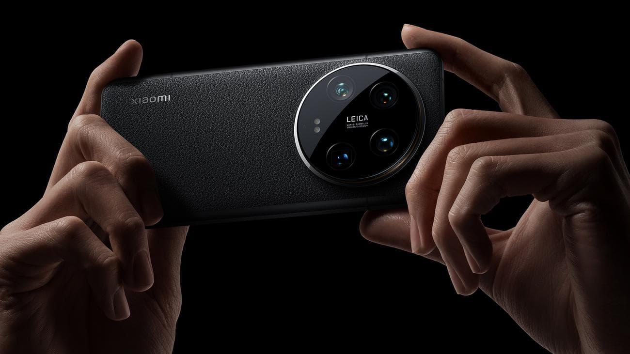 Xiaomi 14 Ultra black πίσω εικόνα πιεστηρίου χειρός