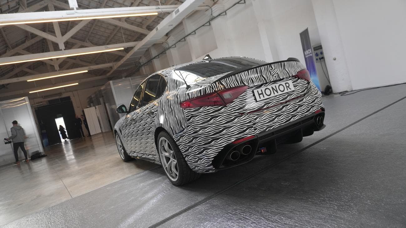 Honormagic6 pro ελέγχοντας ένα αυτοκίνητο χρησιμοποιώντας το eye tracking