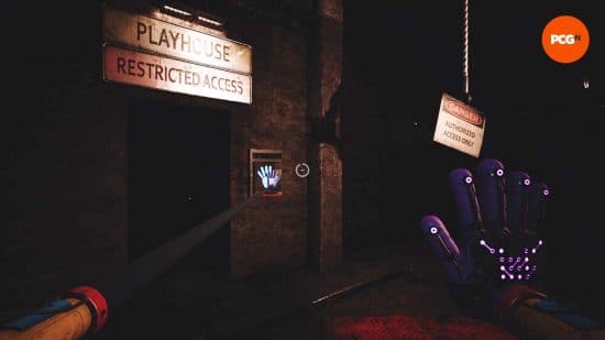 Χρησιμοποιώντας το μπλε χέρι GrabPack για να ανοίξετε μια πόρτα κατά τη διάρκεια της ανασκόπησης του 3ου κεφαλαίου Poppy Playtime.