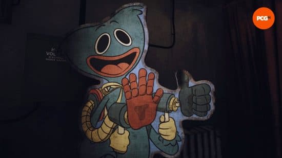 Ανασκόπηση 3ου κεφαλαίου Poppy Playtime: Μια χάρτινη κοπή του Huggy Wuggy φαίνεται φθαρμένη και ταλαιπωρημένη.