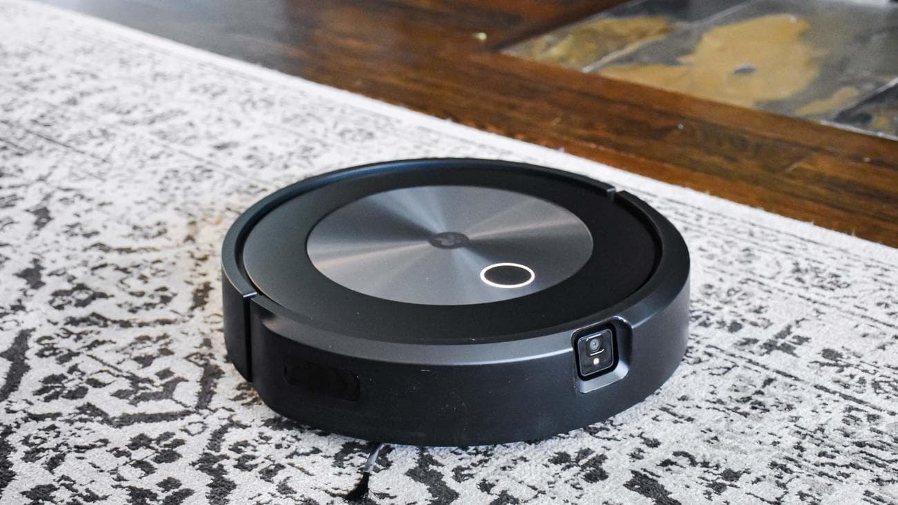 iRobot Roomba j7+ στο χαλί