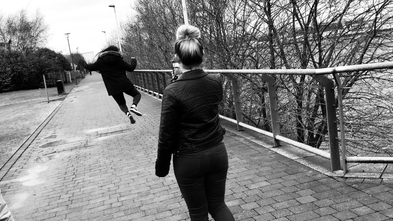 Ένα άτομο φωτογραφίζει ένα άλλο άτομο