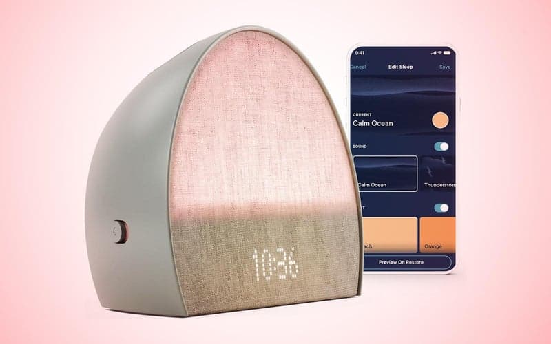 Ξυπνητήρι Hatch 2 με ένα τηλέφωνο που εκτελεί τη συνοδευτική εφαρμογή σε απλό φόντο