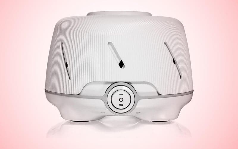 Yogasleep Dohm σε απλό φόντο