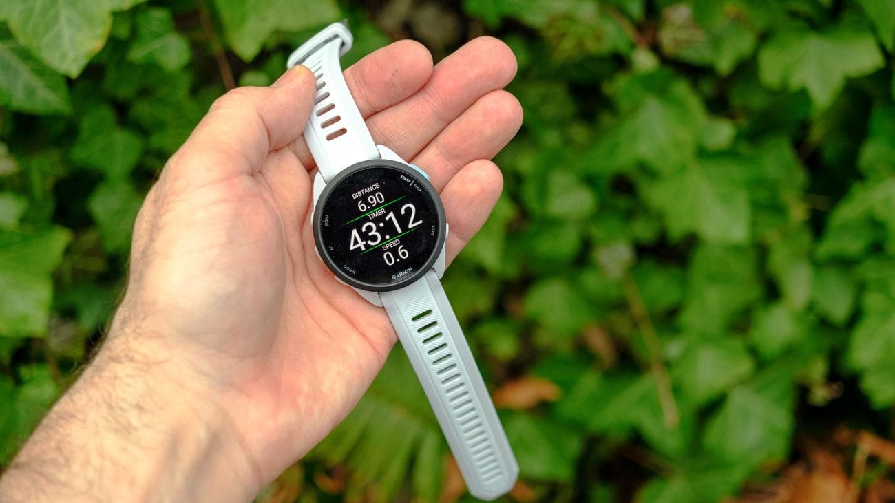 Garmin Forerunner 165 στο χέρι ενός ατόμου έξω