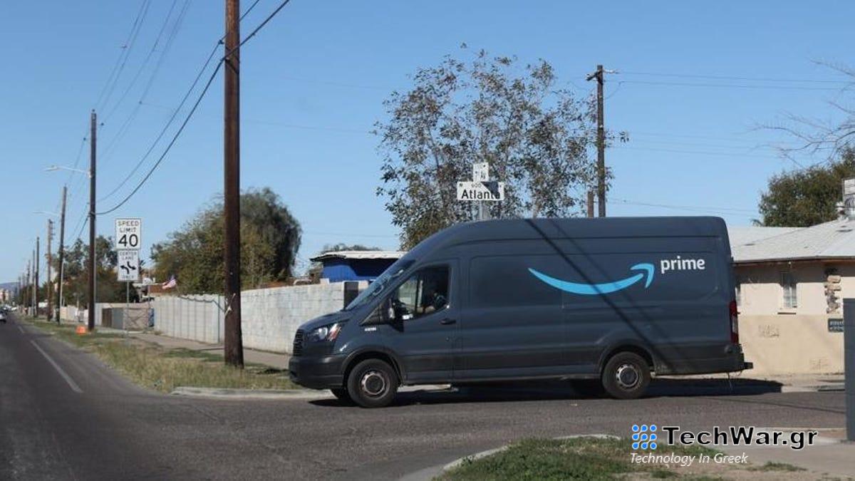 Παρακολουθήστε αυτό το τρένο που κόβει ένα φορτηγό της Amazon να καθαρίζει στη μέση