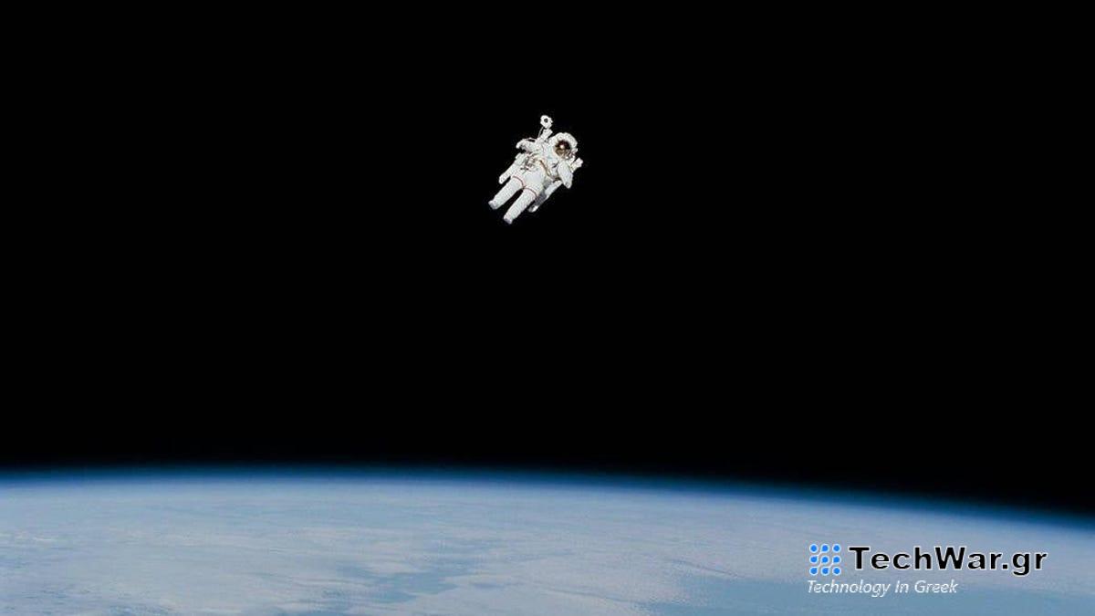 Φωτογραφίες που χτυπούν τους παλμούς θυμίζουν τον ιστορικό πρώτο αδέσμευτο διαστημικό περίπατο της NASA, 40 χρόνια μετά
