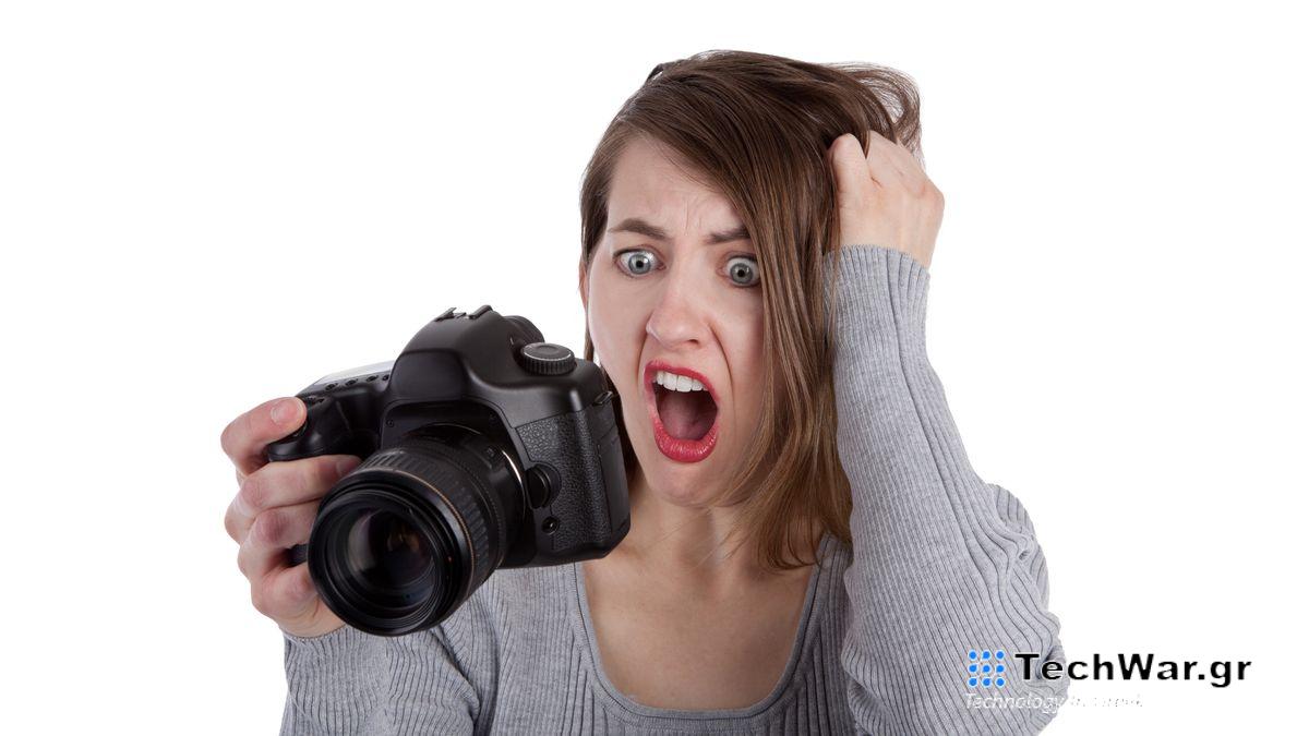 Η νέα εποχή των καμερών χωρίς καθρέφτη με ενσωματωμένη μνήμη A frustrated photographer pulling her hair out as she reads the display screen on the back of her digital SLR camera