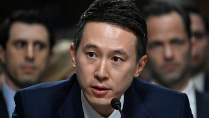  Ο CEO της TikTok, Shou Zi Chew, είναι Σιγκαπούρης, όχι Κινέζος.  Παρακαλώ κάποιος να πείσει τον γερουσιαστή Tom Cotton.
