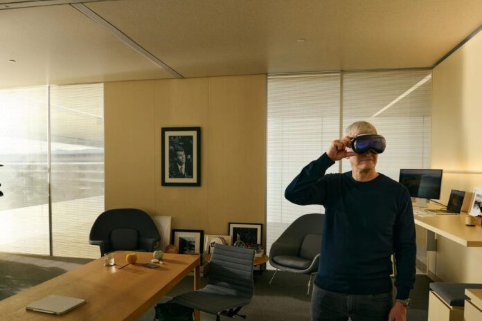 Ο Tim Cook φωτογραφήθηκε για πρώτη φορά φορώντας Apple Vision Pro, λέει ότι δοκίμασε το πρωτότυπο πριν από πέντε χρόνια
