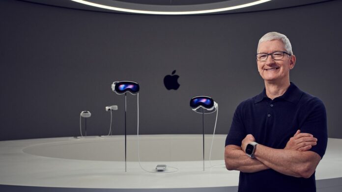 Ο Διευθύνων Σύμβουλος της Apple φωτογραφήθηκε να φοράει Vision Pro Apple CEO Tim Cook