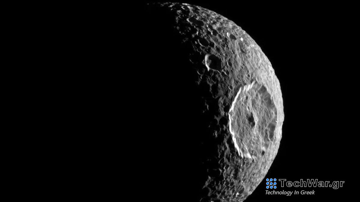 Το φεγγάρι «Death Star» του Κρόνου κρύβει έναν ωκεανό κάτω από την μπερδεμένη επιφάνειά του
