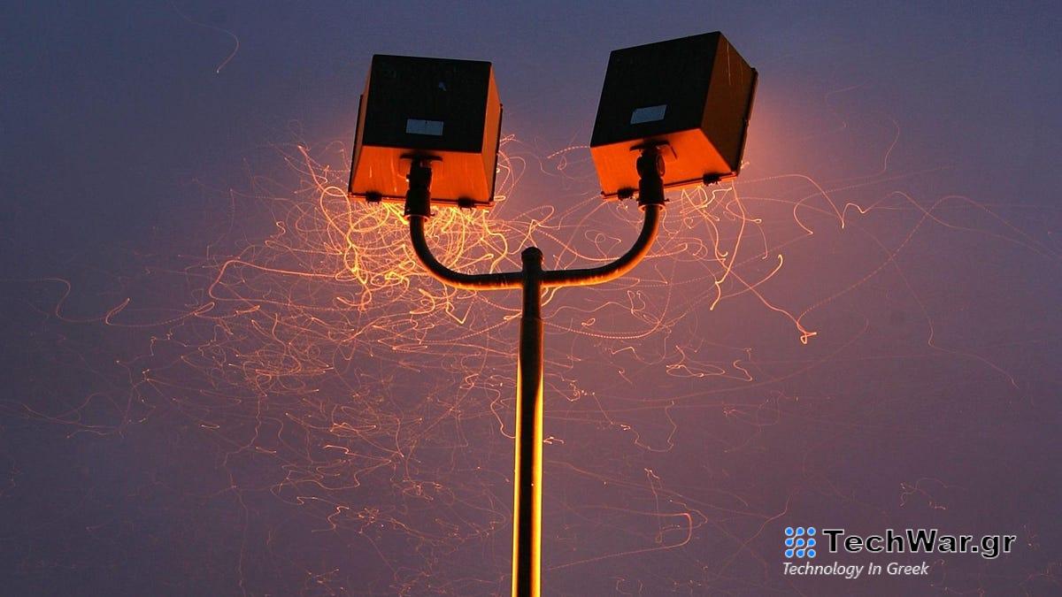  Τα έντομα δεν έλκονται από τα τεχνητά φώτα.  Τους βασανίζουν
