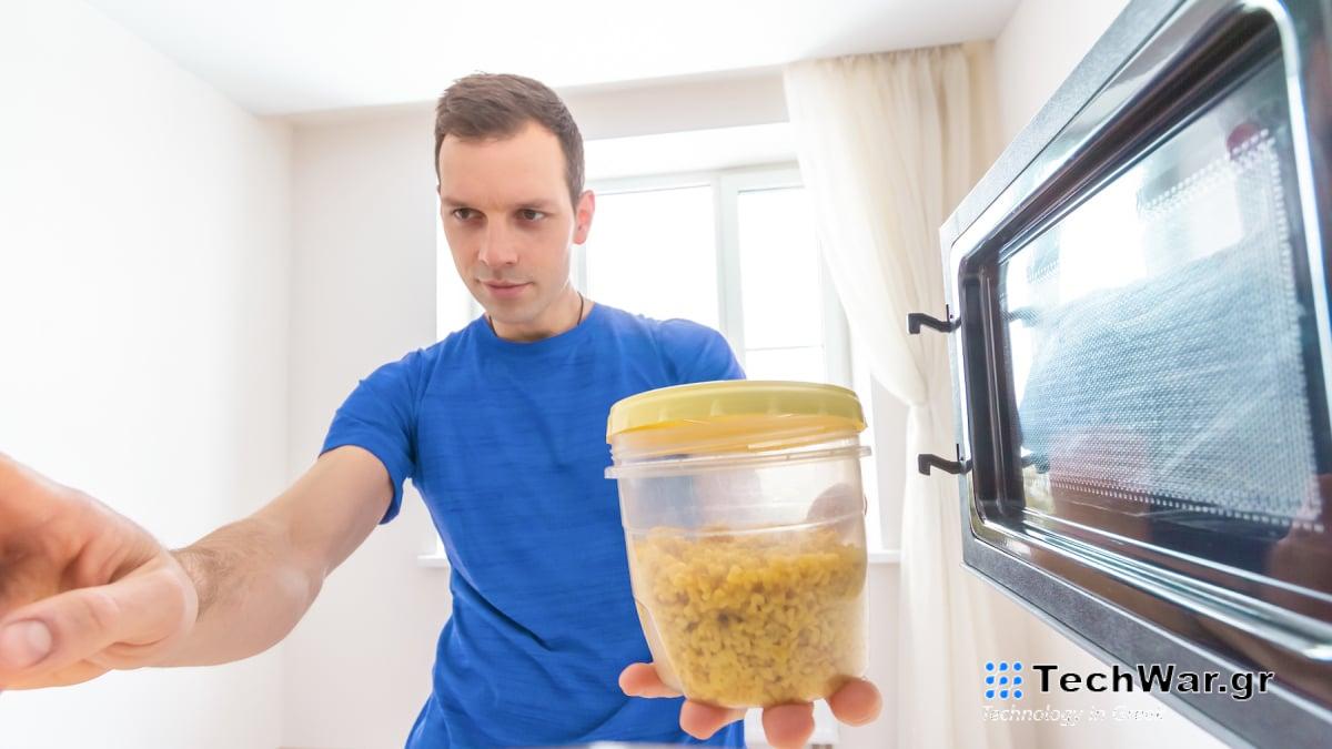 Το Διαδίκτυο έχει τρελαθεί με το ξαναζεσταμένο ρύζι. Πρέπει να ανησυχείτε;