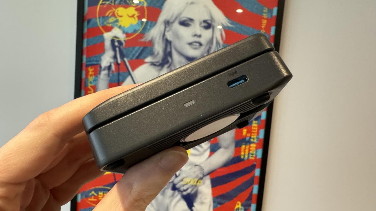 Anker MagGo Wireless Charging Station (αναδιπλούμενο 3-σε-1) που χρησιμοποιείται για τη φόρτιση iPhone, Apple Watch και AirPods