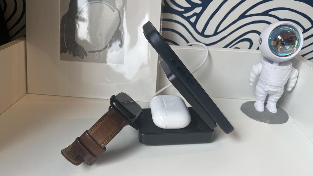 Anker MagGo Wireless Charging Station (αναδιπλούμενο 3-σε-1) που χρησιμοποιείται για τη φόρτιση iPhone, Apple Watch και AirPods