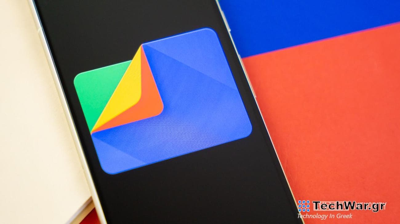 Google Files app logo on smartphone with manila folder and colorful background Stock photo 6