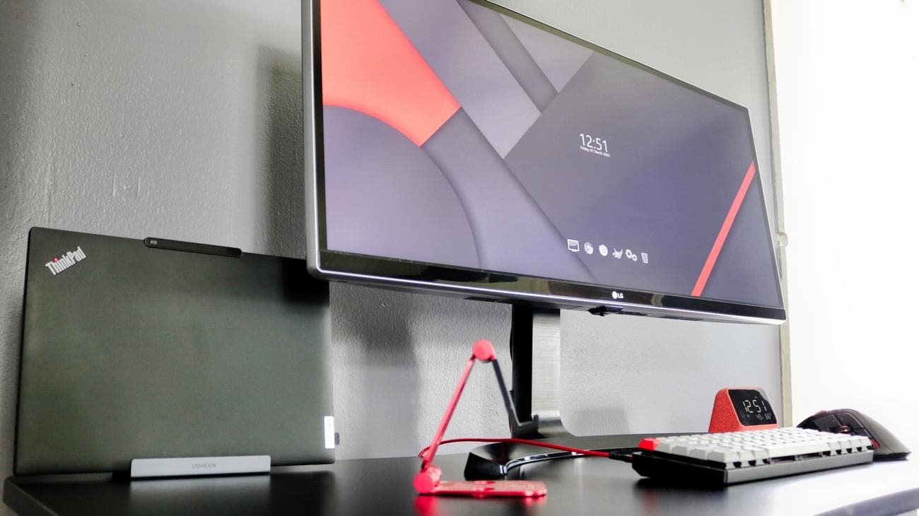 Μια κοντινή λήψη ενός φορητού υπολογιστή ThinkPad που είναι συνδεδεμένος στην αποβάθρα Ugreen Steam Deck