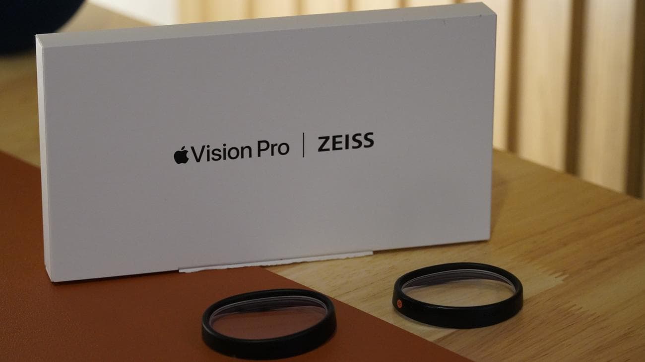 Ένα κουτί για οπτικά ένθετα Zeiss δίπλα στα πραγματικά ένθετα.