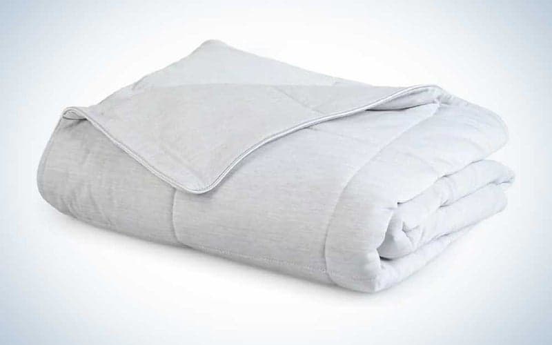 Μια λευκή κουβέρτα ψύξης PetFusion σε απλό φόντο.