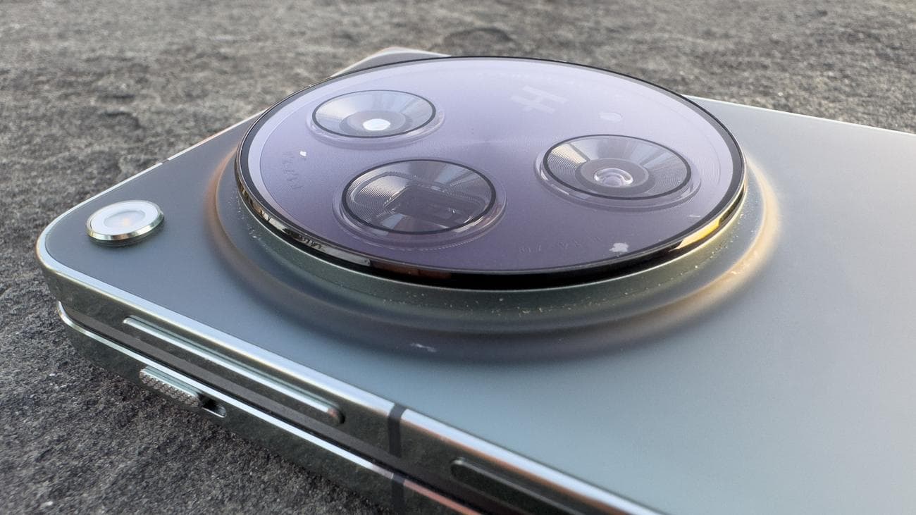 Ανοιχτοί φακοί κάμερας OnePlus που δείχνουν υφή