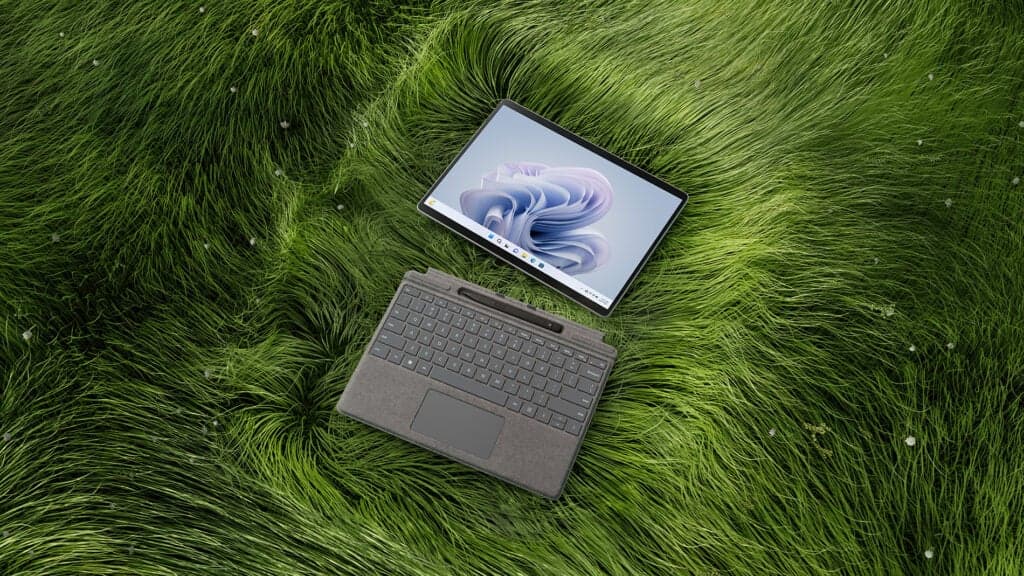 Το Surface Pro 9 σε λίγο γρασίδι