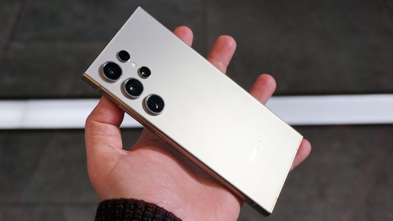 Το Samsung Galaxy S24 Ultra με τα χέρια με ανοιχτή γωνιακή παλάμη στο χέρι