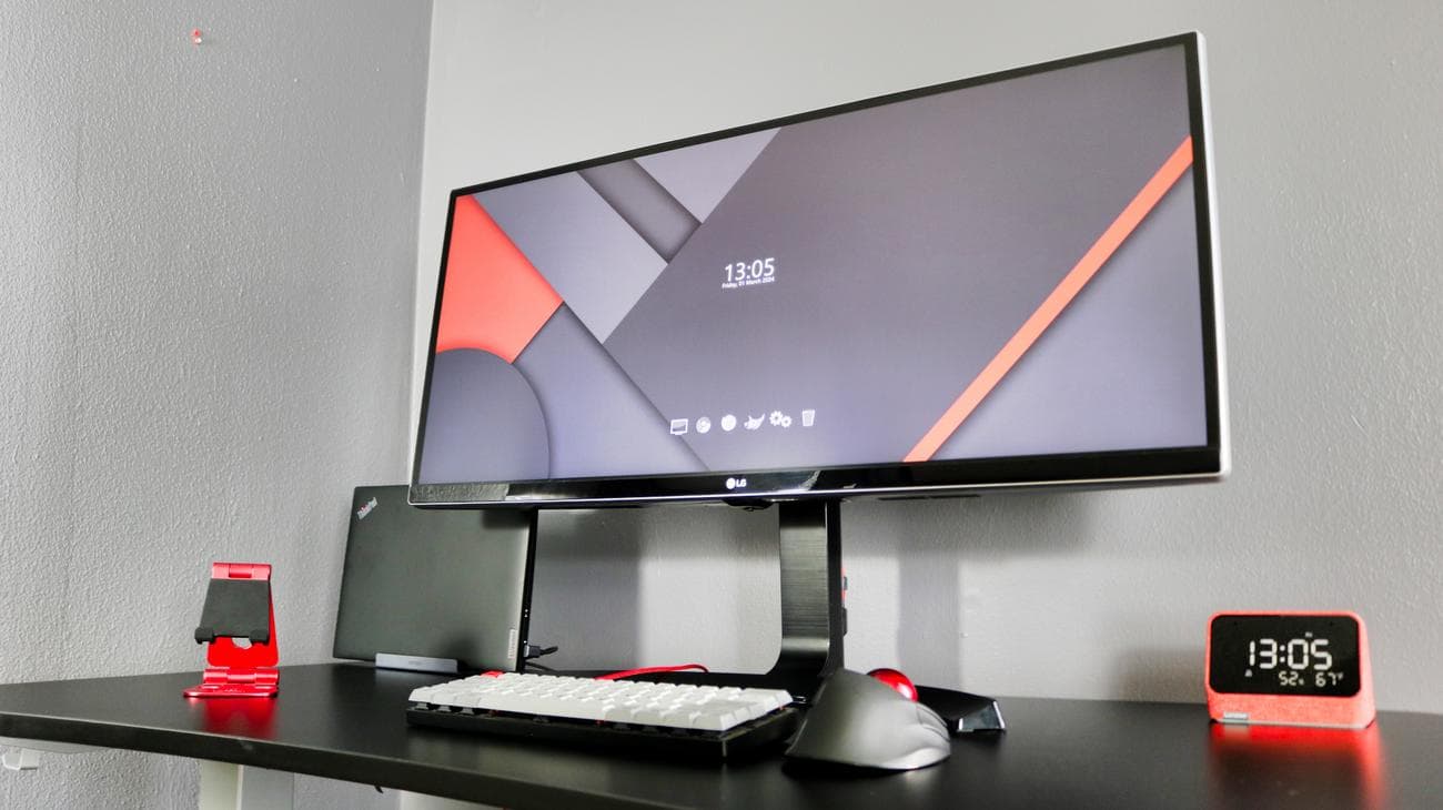 Ένας φορητός υπολογιστής συνδεδεμένος σε οθόνη και πληκτρολόγιο χρησιμοποιώντας τη βάση Ugreen Steam Deck